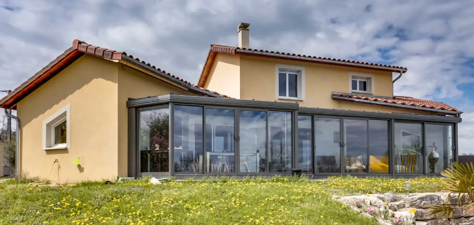 Habitat-et-Bien-etre-5-conseils-pour-une-maison-plus-confortable-et-durable-scaled-1